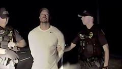 Tiger Woods pi zatýkání.
