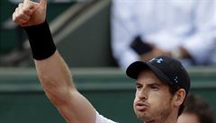 Brit Andy Murray slaví postup do tetího kola French Open.