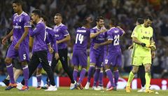 Hrái Realu Madrid slaví, zklamaný gólman Juventusu Gianluigi Buffon odchází.