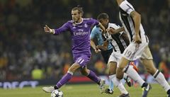 Gareth Bale z Realu Madrid proniká obranou Juventusu Turín.