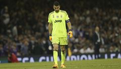 Zklamaný branká Juventusu Gianluigi Buffon.