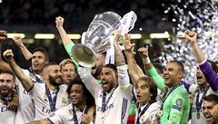 Fotbalisté Realu Madrid slaví s trofejí pro vítze Ligy mistr.