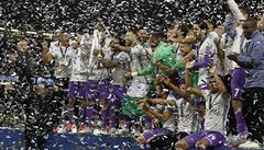 Fotbalisté Realu Madrid slaví s trofejí pro vítze Ligy mistr.