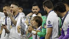Fotbalisté Realu Madrid slaví titul v Lize mistr, vítznou trofej líbá Luka...
