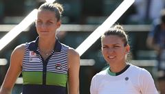 Zleva: Karolína Plíková a Simona Halepová ped semifinále French Open.