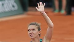 Rumunka Simona Halepová slaví postup do finále French Open pes eku Karolínu...