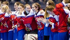 eské hokejbalistky oslavují vyhraný duel se Slovenkami a postup do finále.