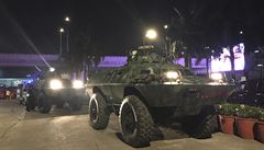 Vojenské vozy mimo areál World Resorts Manila, kde se ozývala stelba a výbuchy.