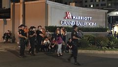 Ozbrojení bezpenostní dstojníci a diváci se shromádili u hotelu v areálu...