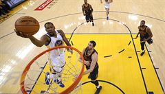 Kevin Durant skóruje bhem finálového zápasu mezi Cleveland Cavaliers a Golden...