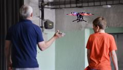 Nkteré drony lze ovládat jednodue jen mobilním telefonem.