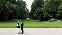 Prezident Macron a indický premiér Módí pi rozmluv v zahradách Elysejského...