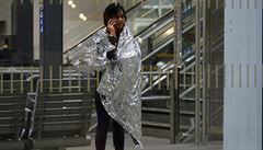 �ena hovo�í na telefonu po útocích v London Bridge stanici