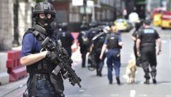 Ozbrojená policie na ulici St Thomas v Londýn, nedaleko místa noního...