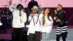 ást skupiny Black Eyed Peas a Ariana Grandeová.