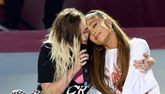 One Love Manchester: zpvaky Ariana Grandeová a Miley Cyrusová.