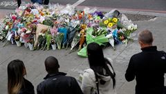 Lidé uctili památku obtí z London Bridge hromadou kvtin.