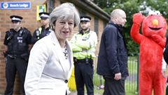 Britská konzervativní premiérka Theresa Mayová odvolila v doprovodu manela v...