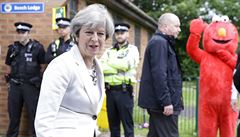 Britská konzervativní premiérka Theresa Mayová odvolila v doprovodu man�ela v...