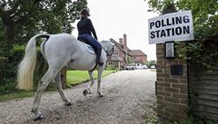 Britsk volby podle odhad vyhrli konzervativci. Mayov ale ztratila vtinu