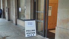 Volební místnosti v Manchesteru zely bhem dopoledne prázdnotou. Vtina voli...