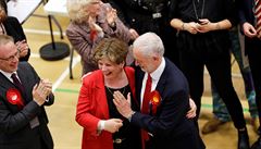High-five mu nevyel. f labourist Corbyn pratil kolegyni do hrudnku