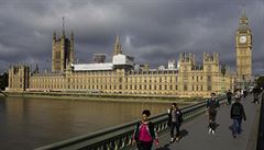 Westminster Bridge před britským parlamentem.