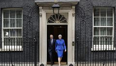 Britská premiérka Theresa Mayová a její manel.