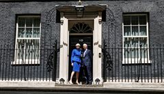 Theresa Mayová a její manel nadále zstanou v  Downing Street 10, v sídle...