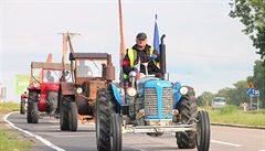 Martin Havelka na svém stroji v doprovodu dalích nadenc do starých traktor...