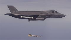 Americký letoun F-35B ve slubách britského letectva testuje novou bombu...
