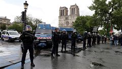 Policie u Notre-Dame postelila mue. toil na jednoho z hldkujcch strc