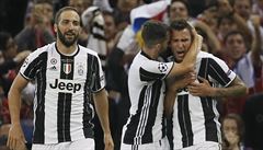 Hrái Juventusu oslavují branku proti Realu Madrid