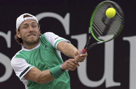 Francouz Lucas Pouille na turnaji ve Stuttgartu.