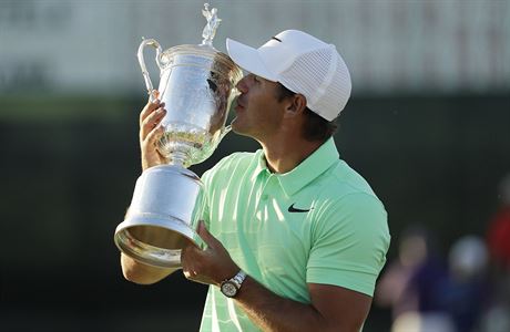 Brooks Koepka s trofejí pro vítze US Open.