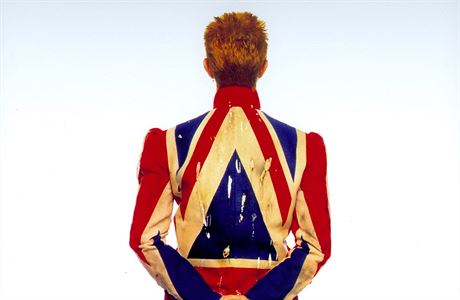 Z vstavy David Bowie Is: pl᚝ nvrhe Alexandera McQueena z obalu alba...