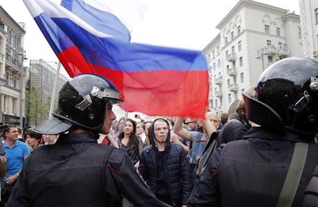 Demonstranti jsou blokovni bhem demonstrace v centru Moskvy.