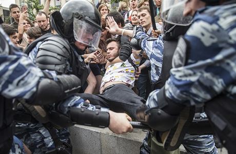 Moskevský protest jako souást celonárodní vlny zaal oficiáln v 13:00 SEL....