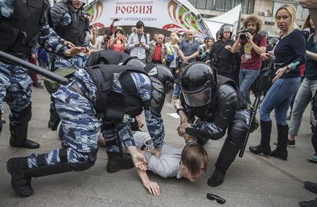 Policie zasahuje na demonstraci v Moskv.