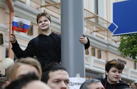 Mlad demonstrujc s ruskou vlajkou.