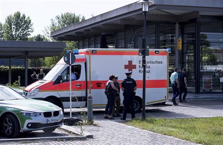 Pobl stanice stoj ambulance, nkolik lid bylo zranno.