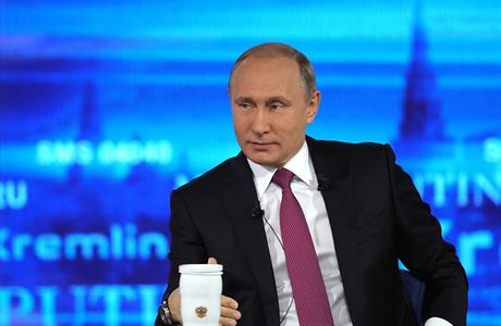 Vladimir Putin odpovídá na dotaz pi kadoroní televizní debat.