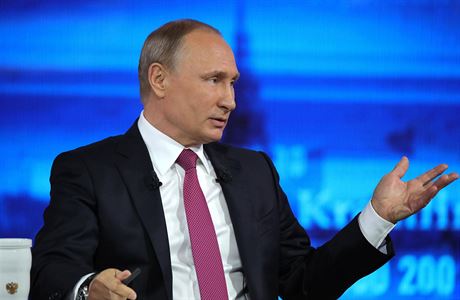 Rusk prezident Vladimir Putin gestikuluje bhem televizn debaty.