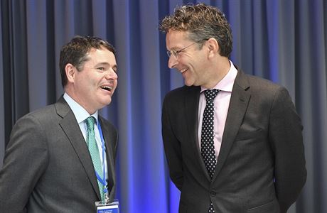 Nizozemský ministr financí  Jeroen Dijsselbloem (napravo) a irský ministr...