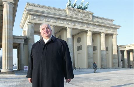 Helmut Kohl ped Brandenburskou branou v Berln.