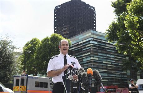 Velitel londnsk policie Stuart Cundy popisuje situaci tisku.