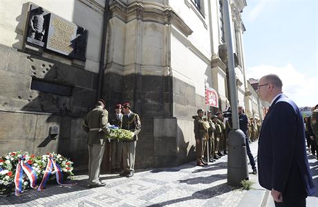 Premiér Bohuslav Sobotka (vpravo) 18. ervna v Praze na pietní vzpomínce pi...