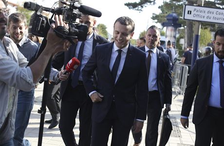 Francouzský prezident Emmanuel Macron opoutí volební místnost.