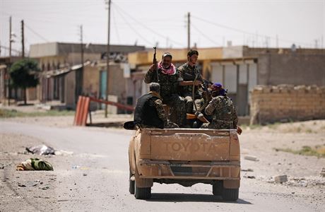 Bojovníci Syrských demokratických sil (SDF) ped Rakkou.