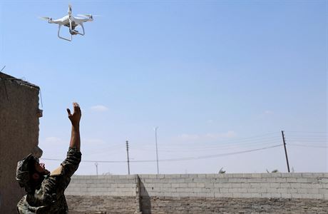 Vojk Syrskch demokratickch sil (SDF) s dronem.